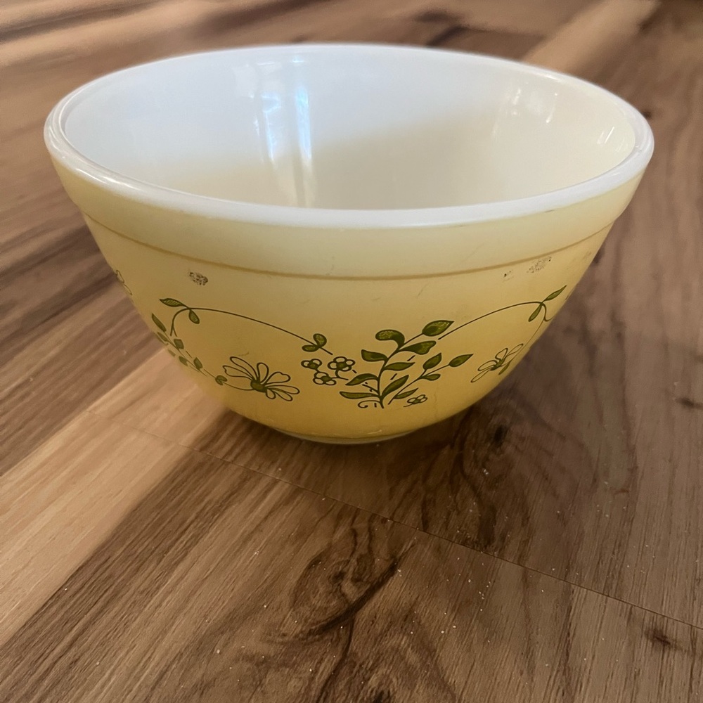 Vintage Pyrex Shenandoah # 401 750ml Yellow Green Flowers Mixing Bowl 1981-86
